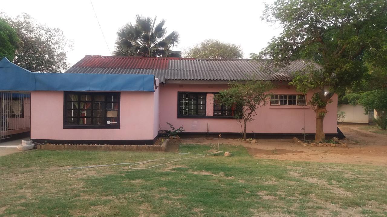 A Pousada Kumunzi Backpackers Lusaka Exterior foto